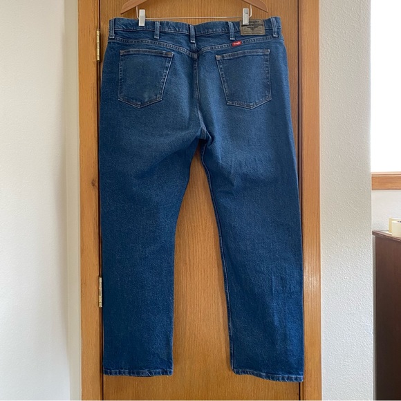 WRANGLER • 42 x 30 Regular Fit Premium Quality Blue Jeans - Picture 5 of 16